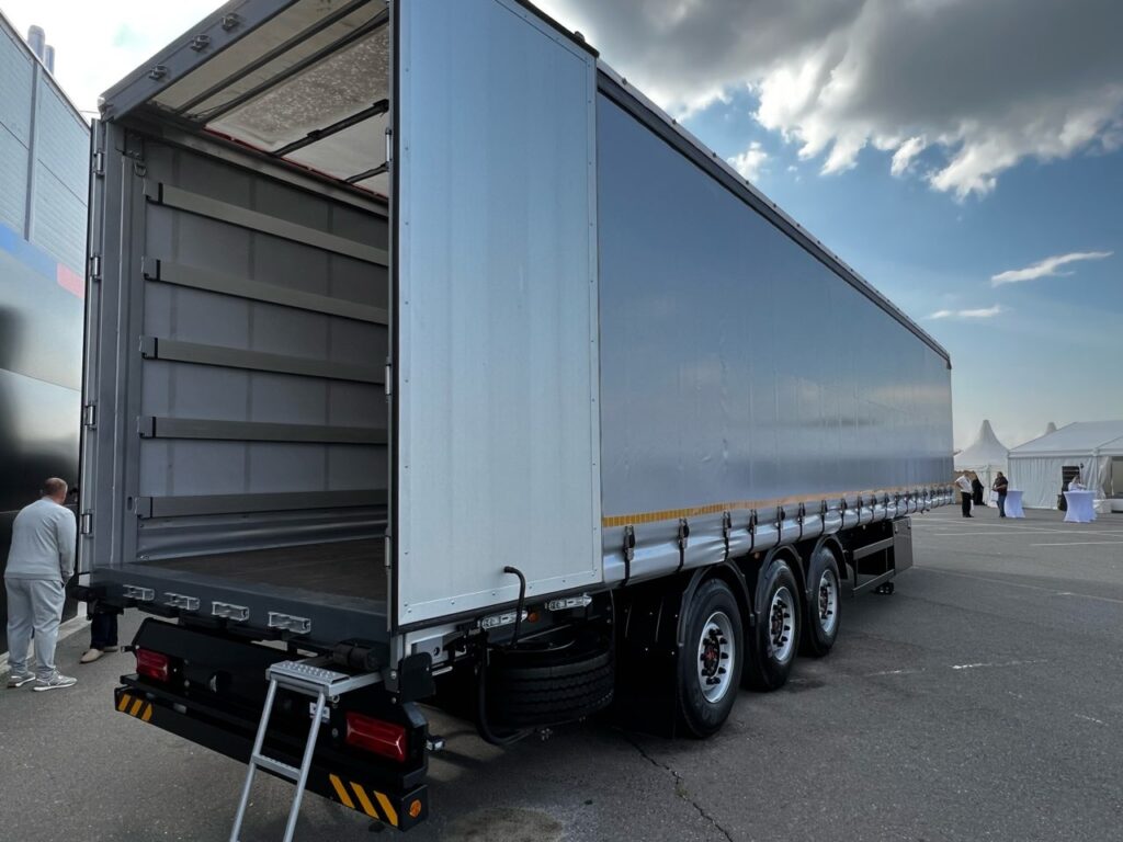 Полуприцеп шторный 13,6 м MAMMUT